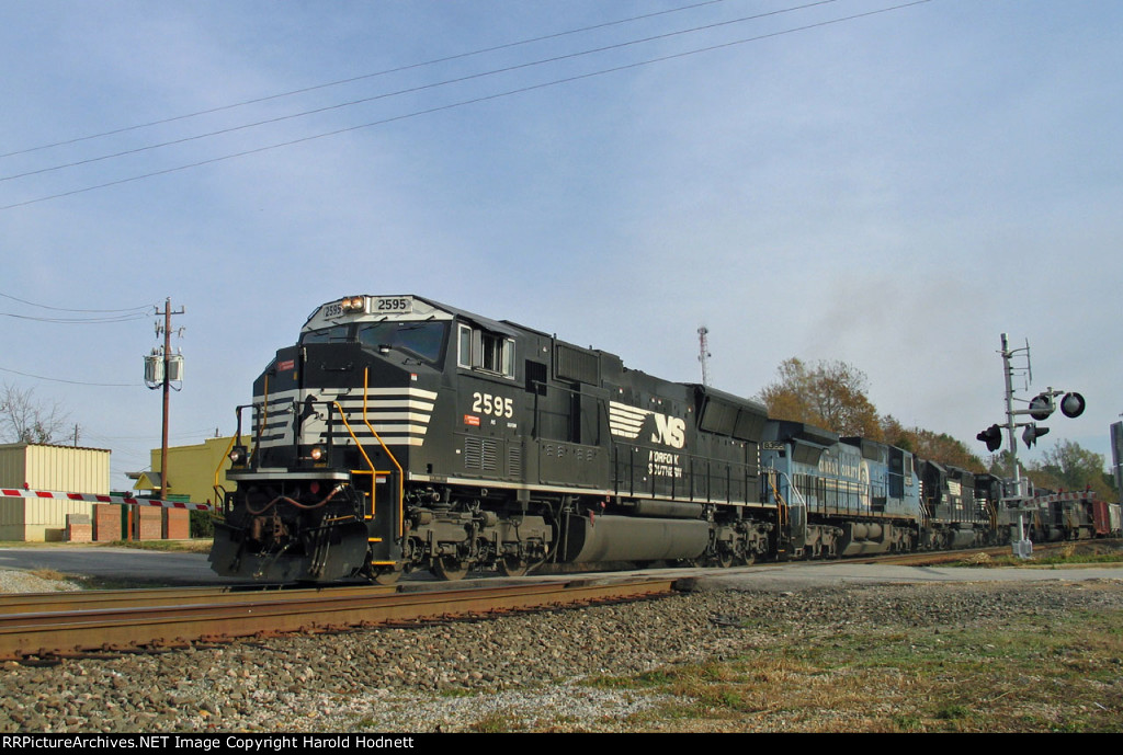 NS 2595 leads a train westbound